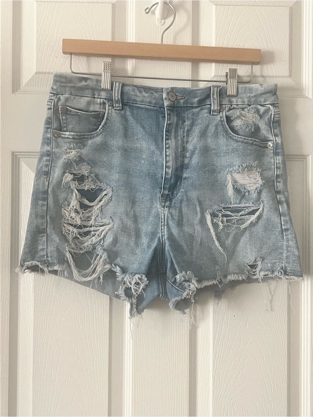American Eagle Curvy Hi Rise Shortie light wash distressed Sz 14 Next Level